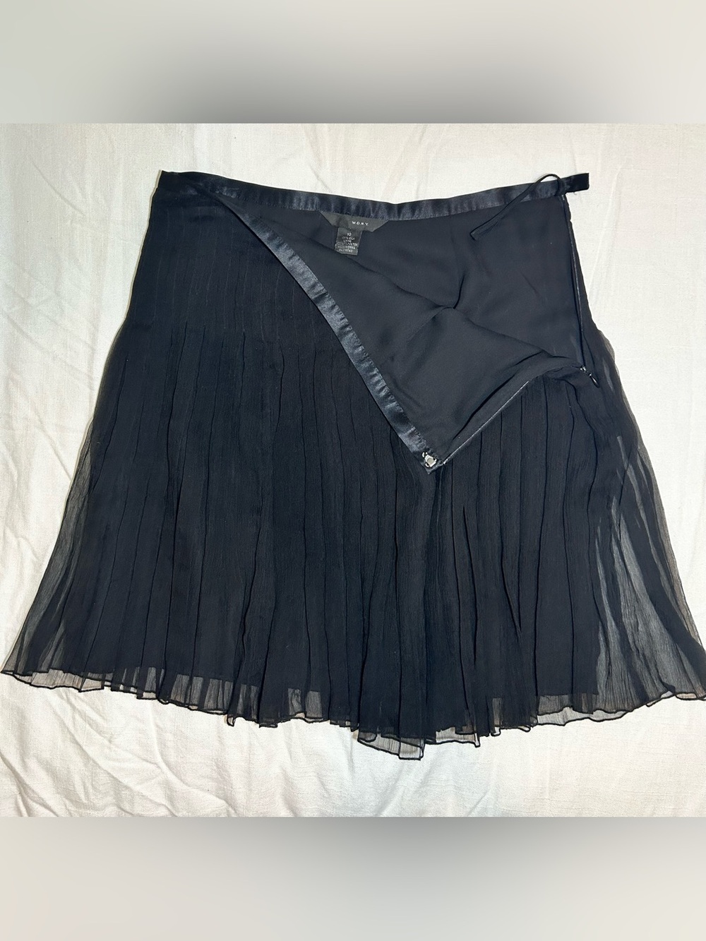 W.D.N.Y. Black 100% Silk Pleated Mini Skirt Satin Waist Size 10 - Picture 3 of 9